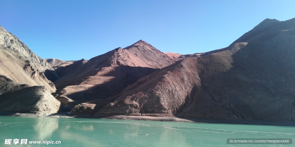 蓝天高山湖泊风景