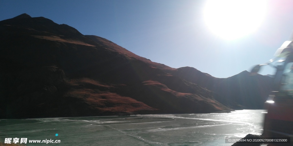 大山湖泊日落风光