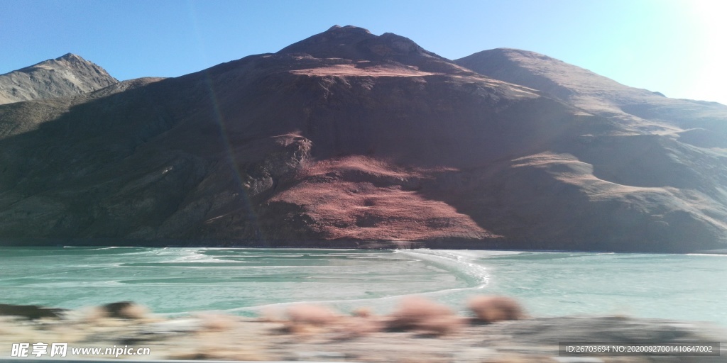 高山湖泊风景