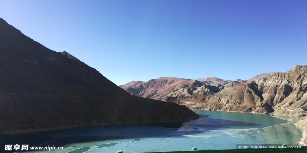 蓝天大山湖泊风景