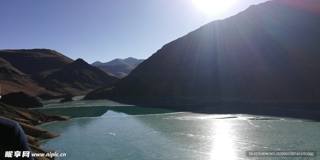 高山湖泊日落风光