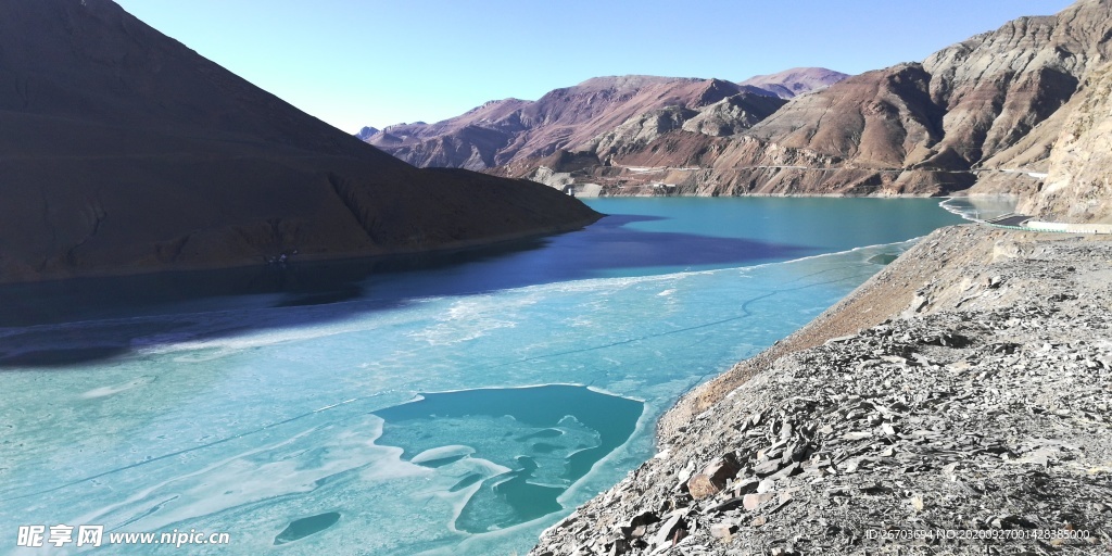 冰冻的湖泊风景