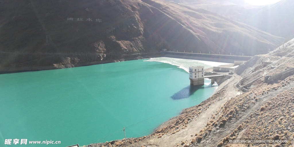 山谷湖泊风景