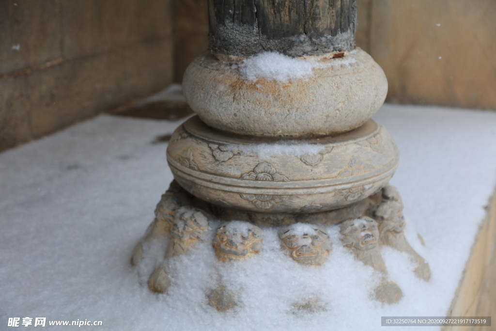 雪中柱基