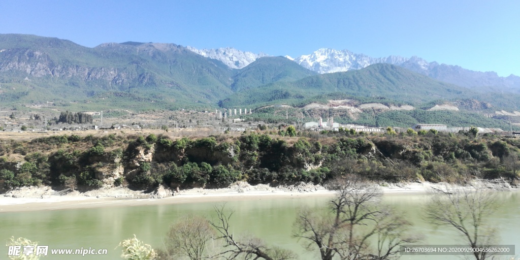 高山树木河流风景