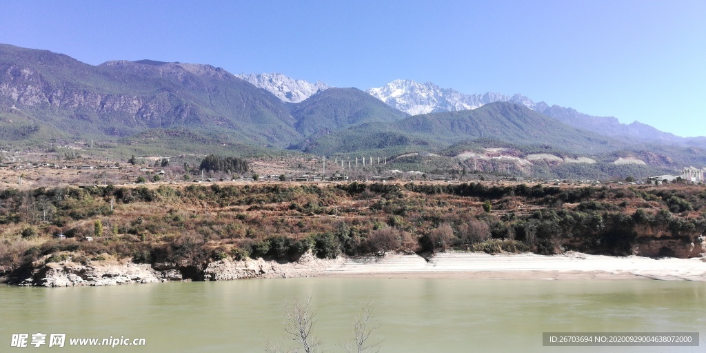 蓝天雪山大山河流风景