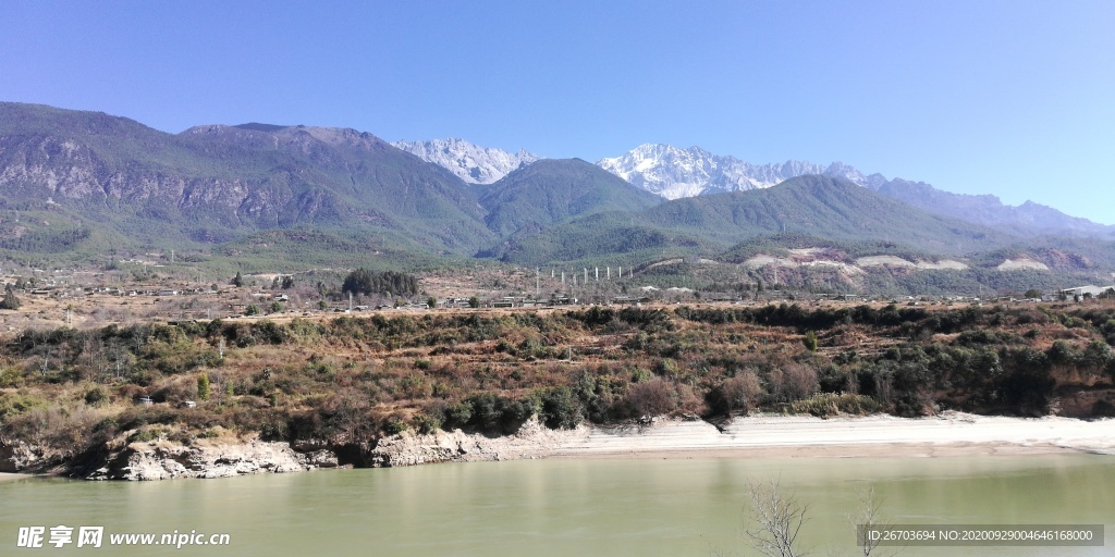 大山河流风光