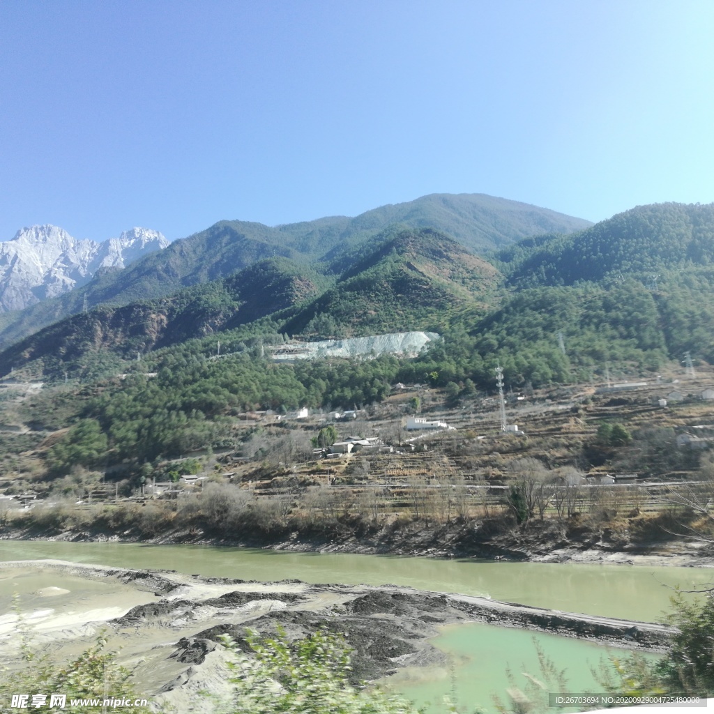 青山河流风景