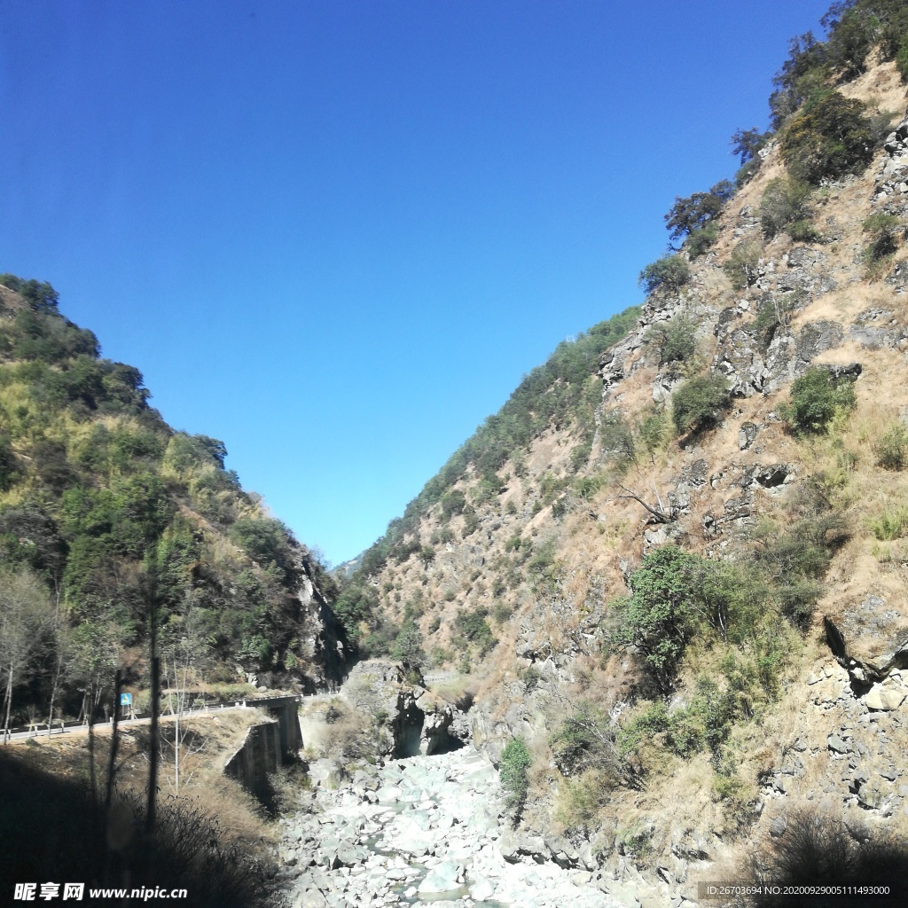 蓝天高山峡谷风光