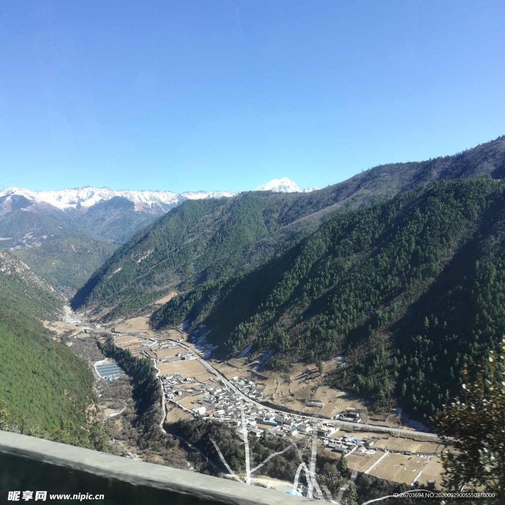 大山山谷村庄风景