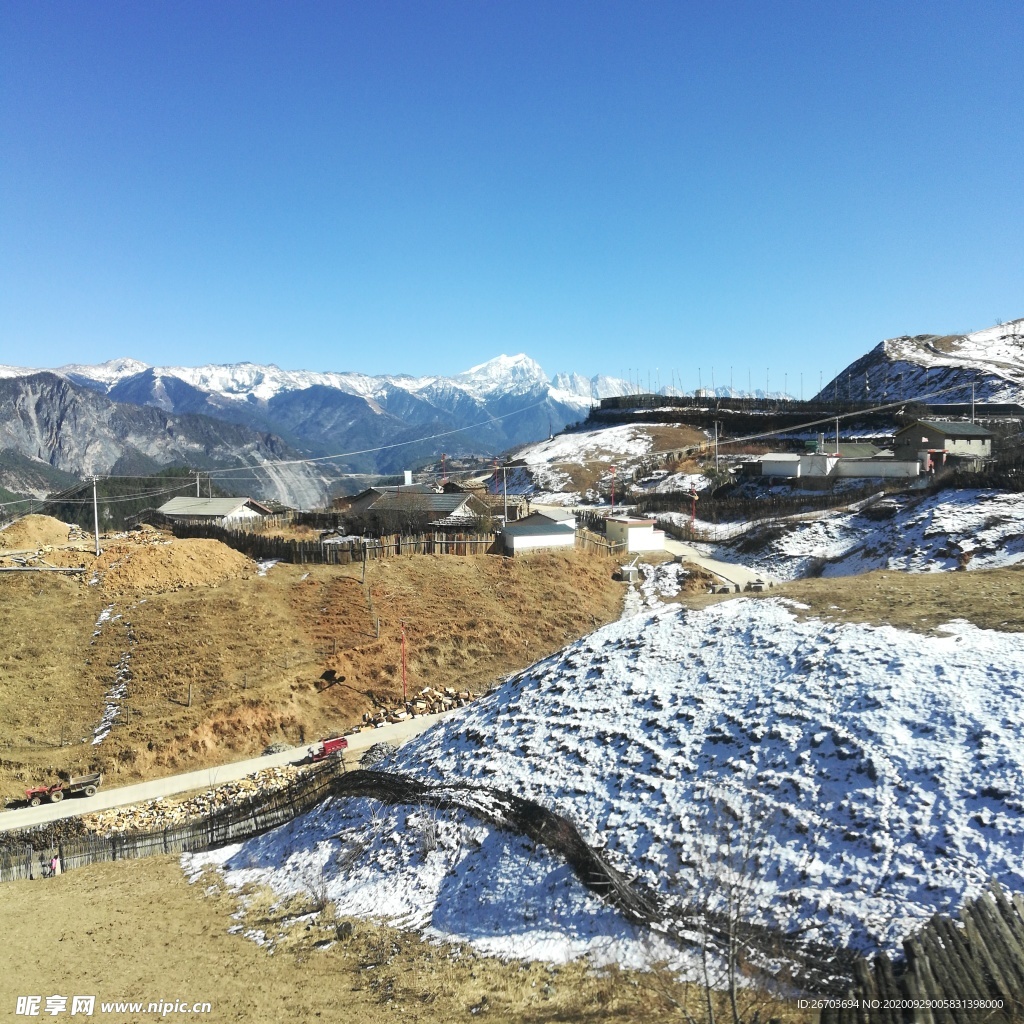 雪山山村风景