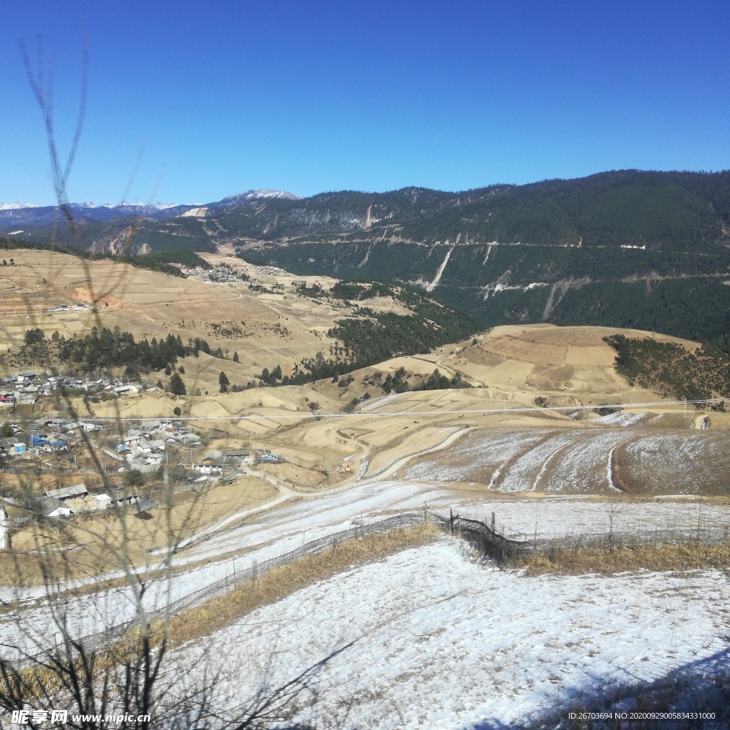 大山乡村雪地田园风景