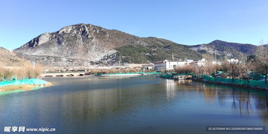 大山湖泊风景