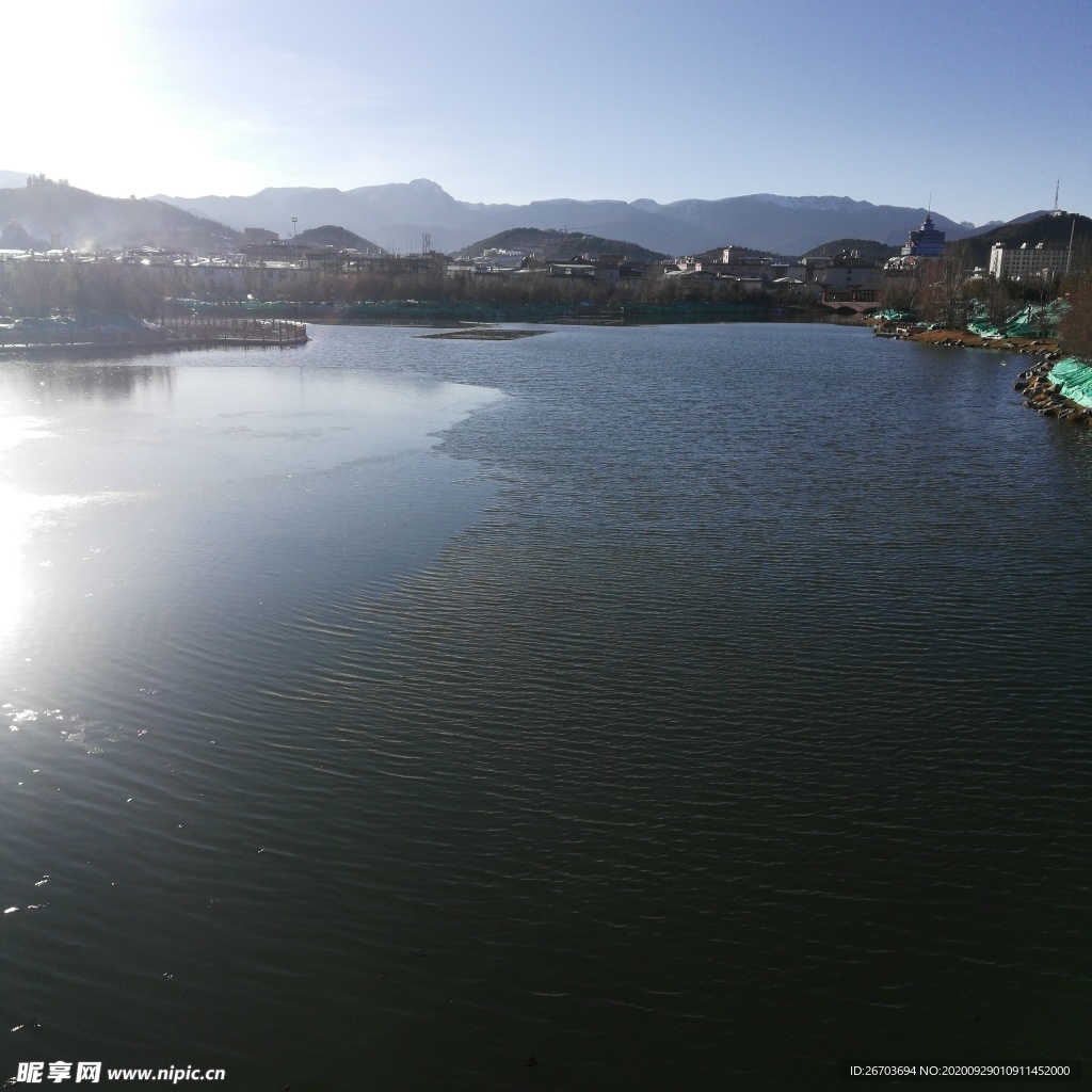 大山湖泊风景