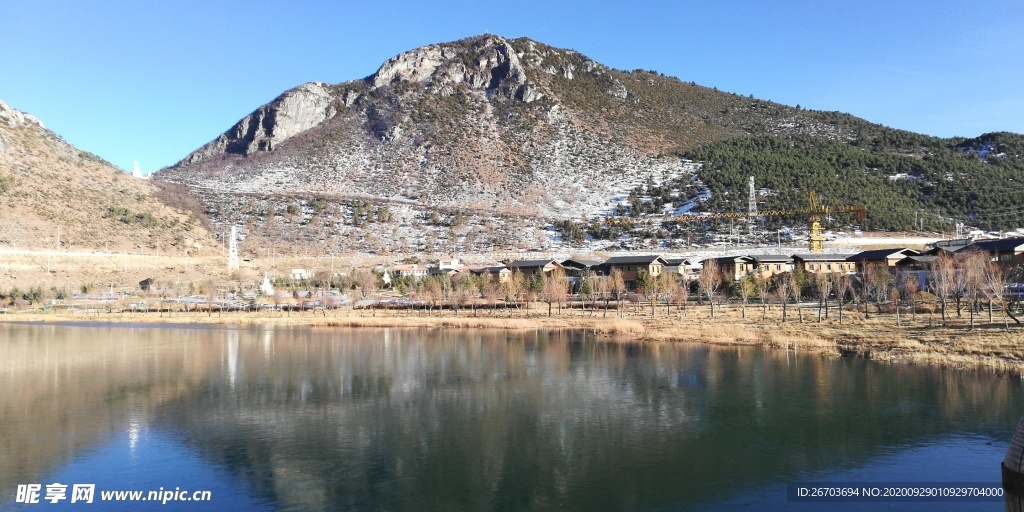 蓝天高山湖泊山水风景