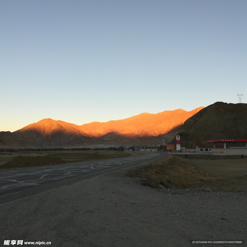 大山乡村日出风光