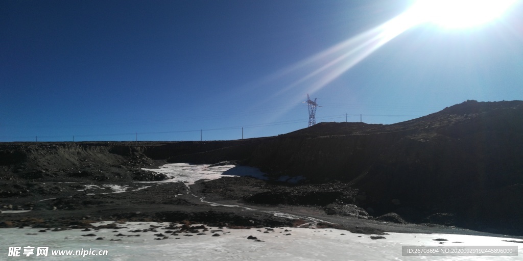 大山雪地日落风光