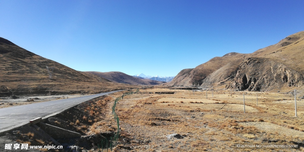 蓝天大山公路风光