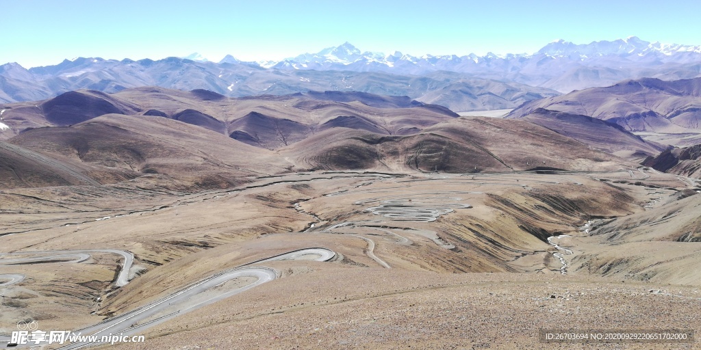 连绵大山雪山盘山公路风景