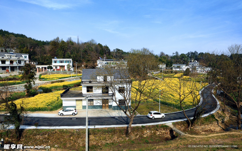 蓝天下的乡村美景