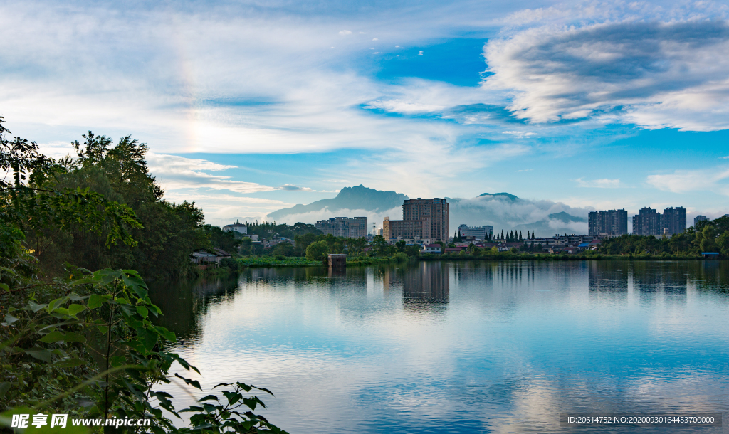 日暮下的河道风景