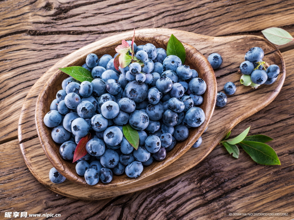 蓝莓水果木盘背景海报素材