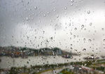 窗外下雨