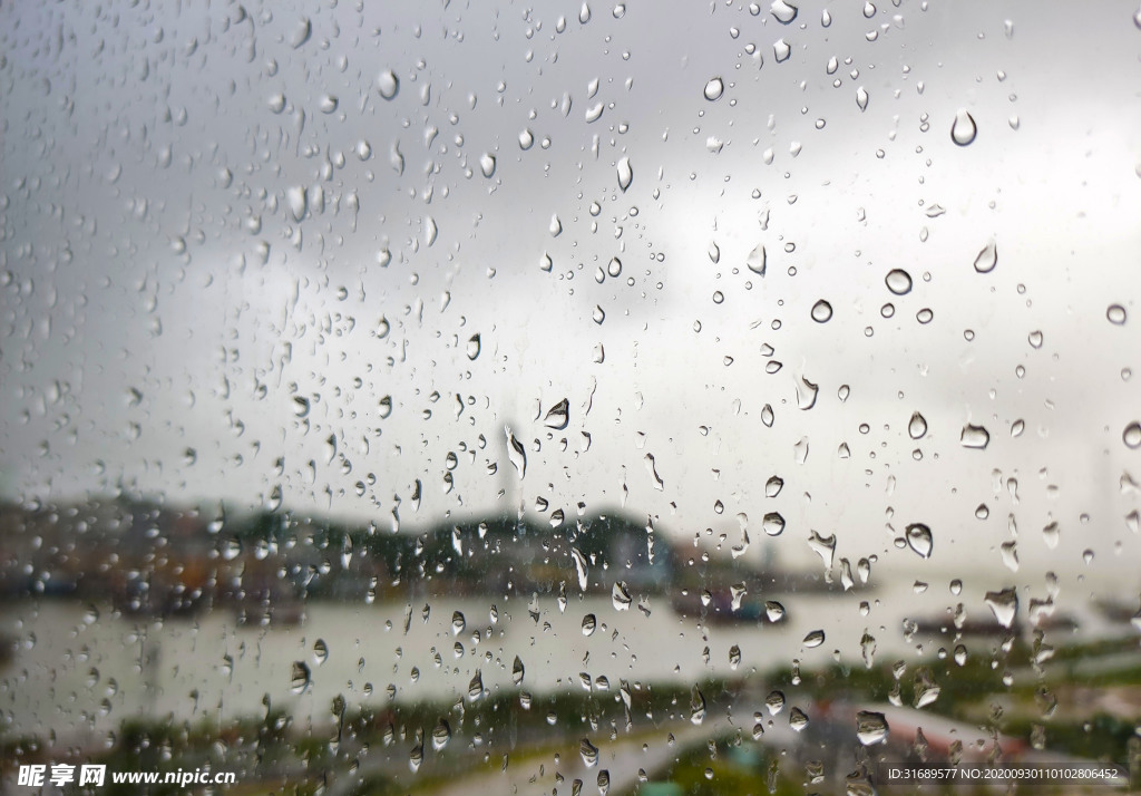 窗外下雨