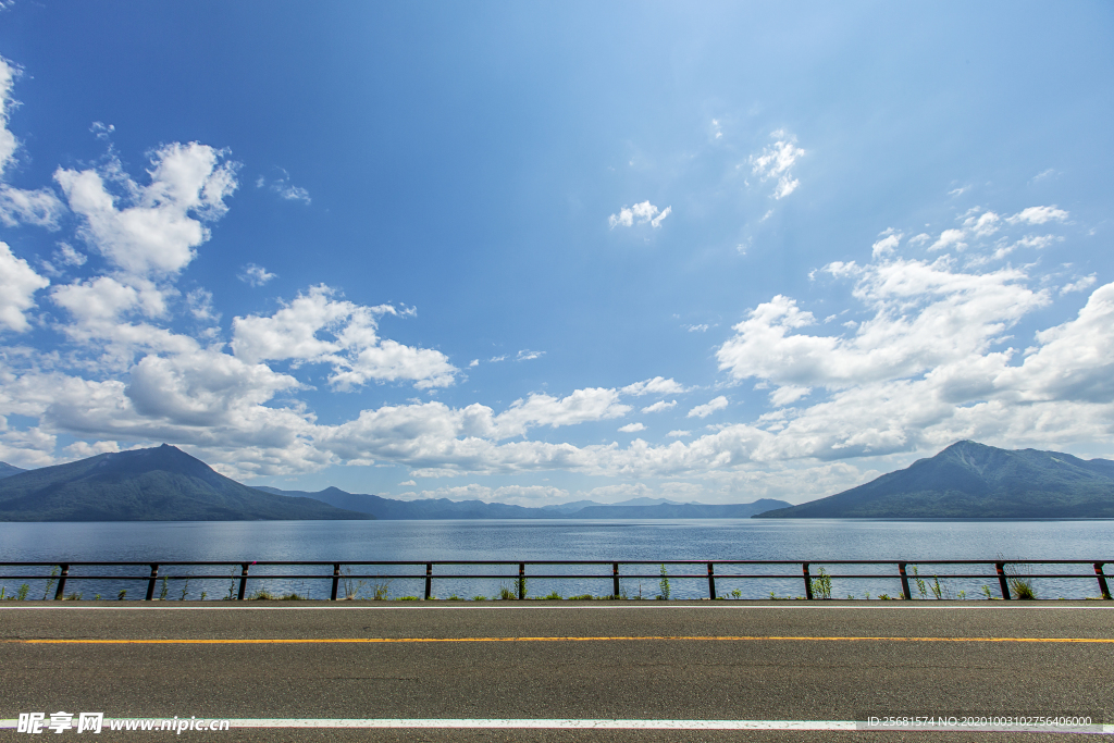 蓝天白云大山湖泊公路