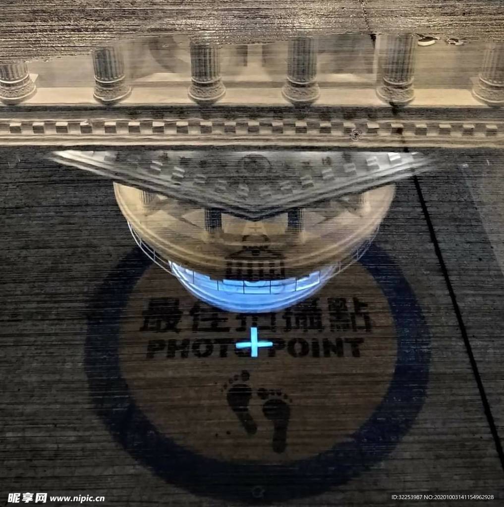 湖边白穹顶