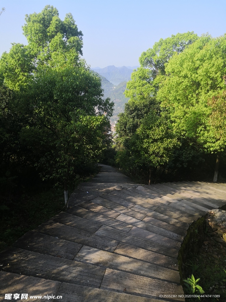 山上石板路