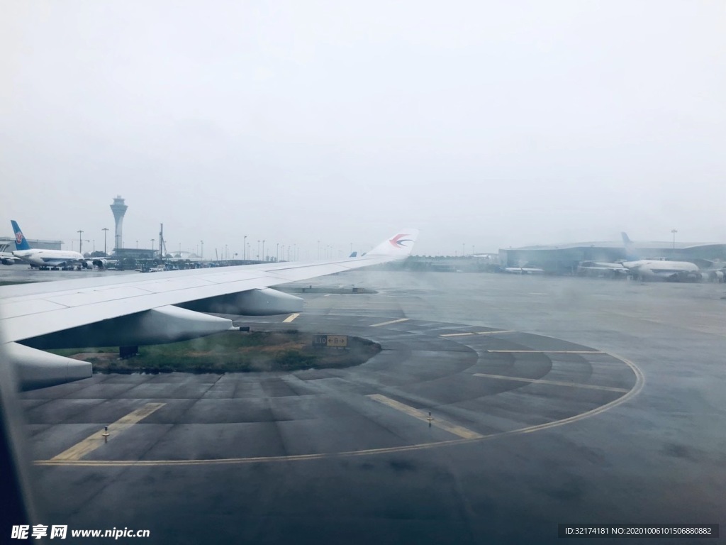 鸟瞰广州白云机场，四跑的扩建雏形已经展现出来了|广州市_新浪新闻
