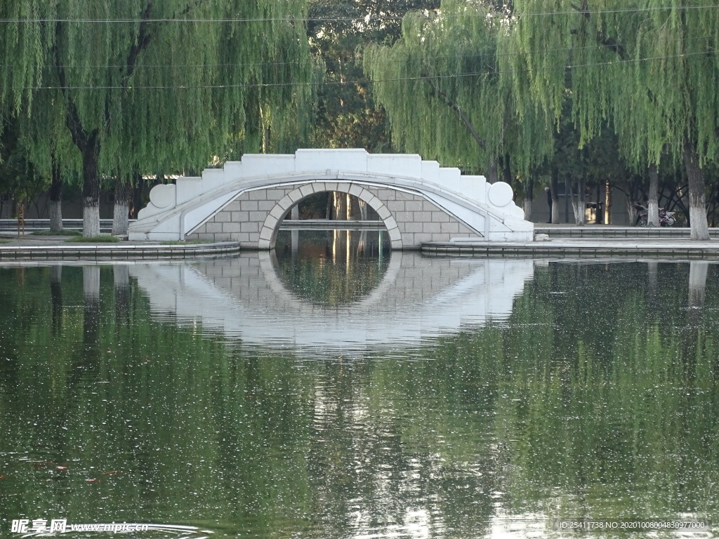 桥倒影