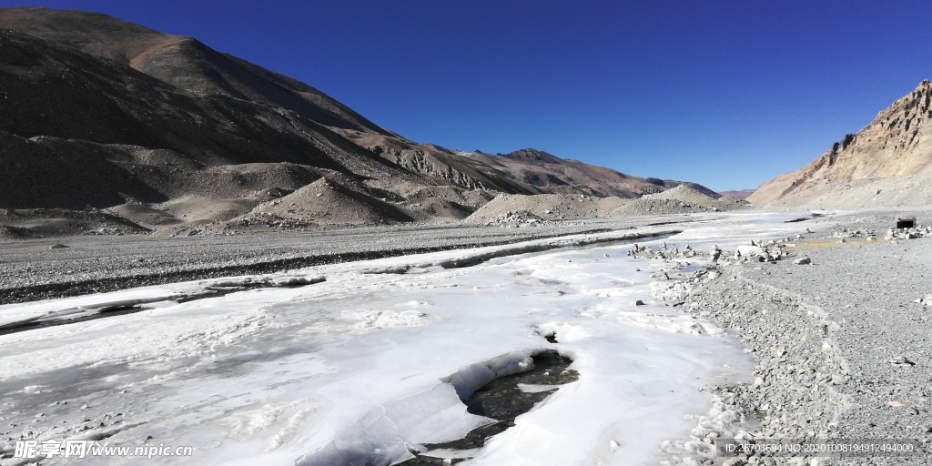 山谷雪地风景