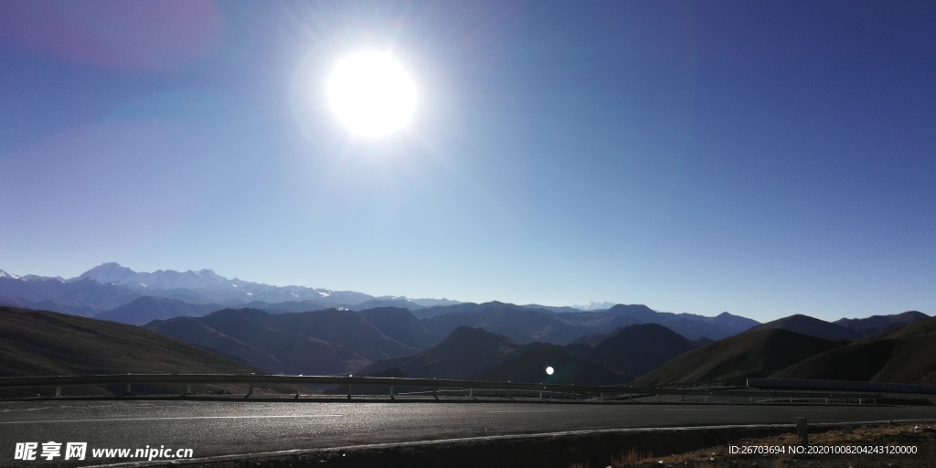 高原大山公路日出风景