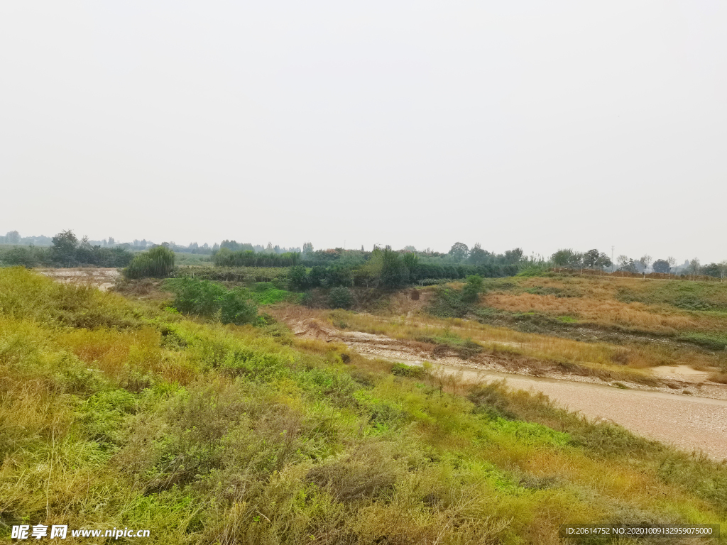 深秋时节的河道风景