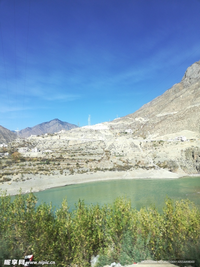 大山河谷绿树风光