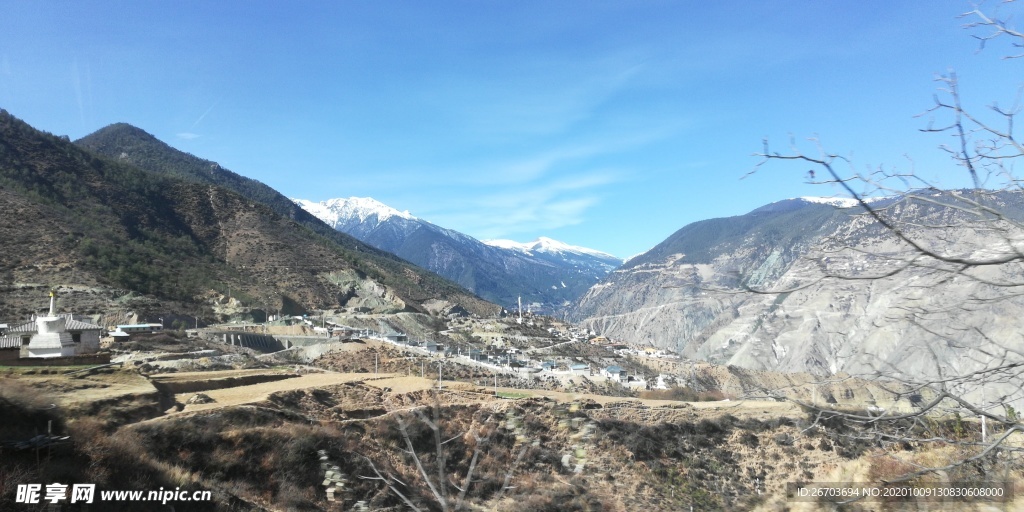 蓝天大山雪峰乡村风景