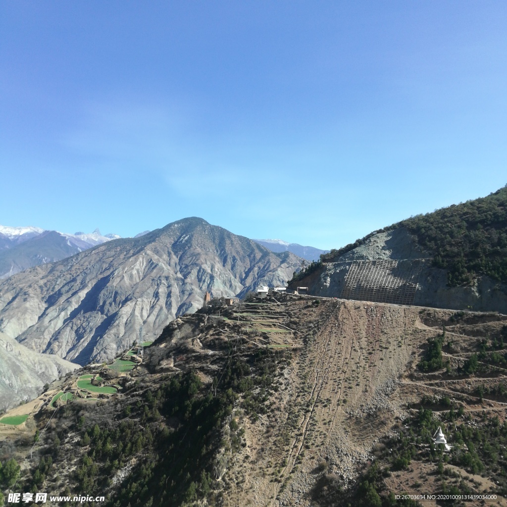 蓝天高山风景