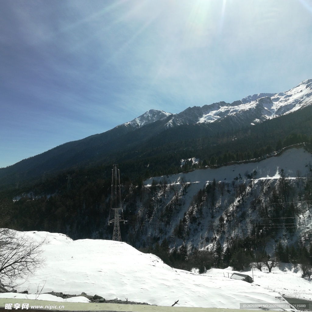 蓝天雪山风光