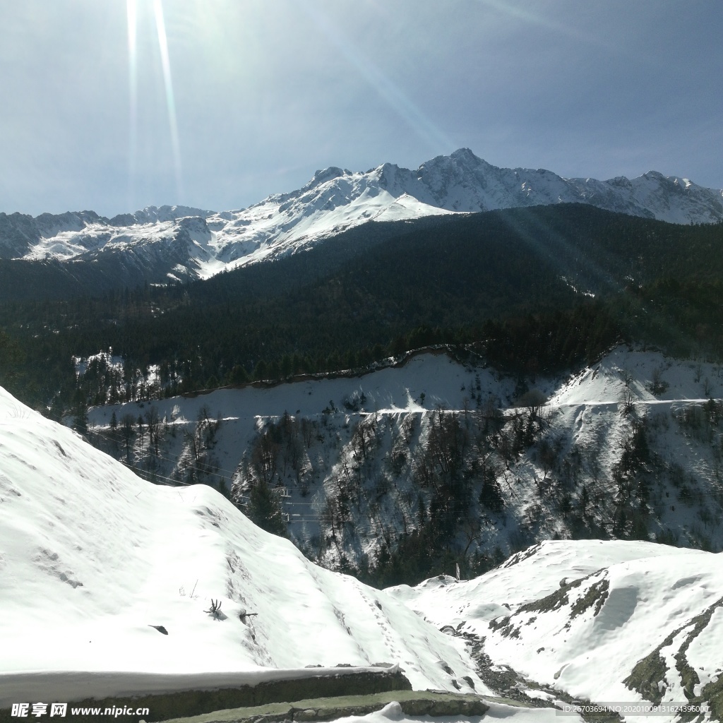 雪山山谷风景