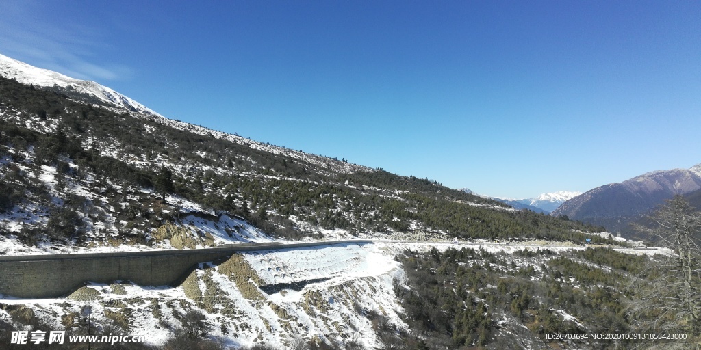 山坡雪地