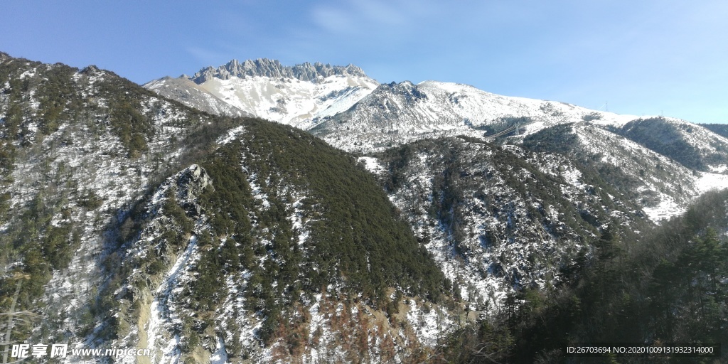 蓝天雪山风景