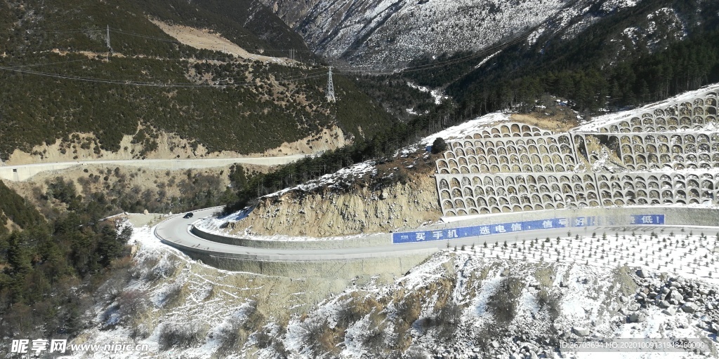 高山峡谷盘山公路风景