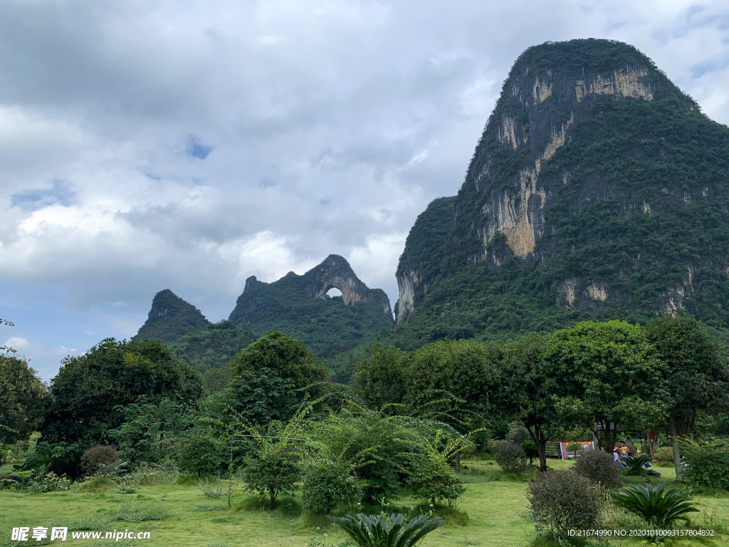 桂林阳朔月亮山风景