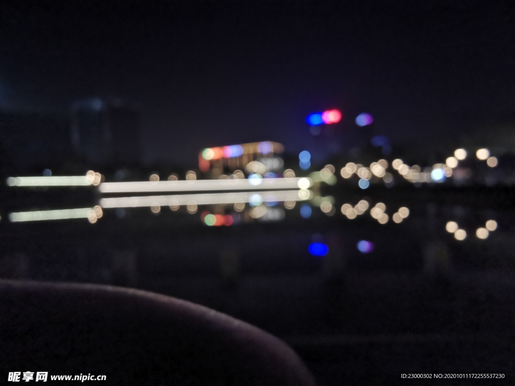 夜色蒙拢