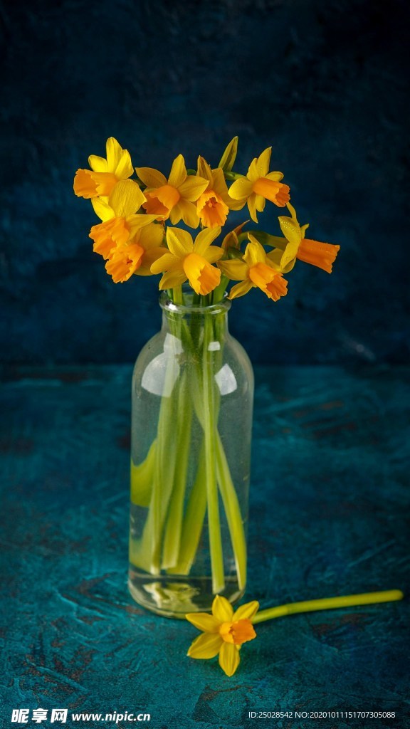 黄色花朵玻璃瓶