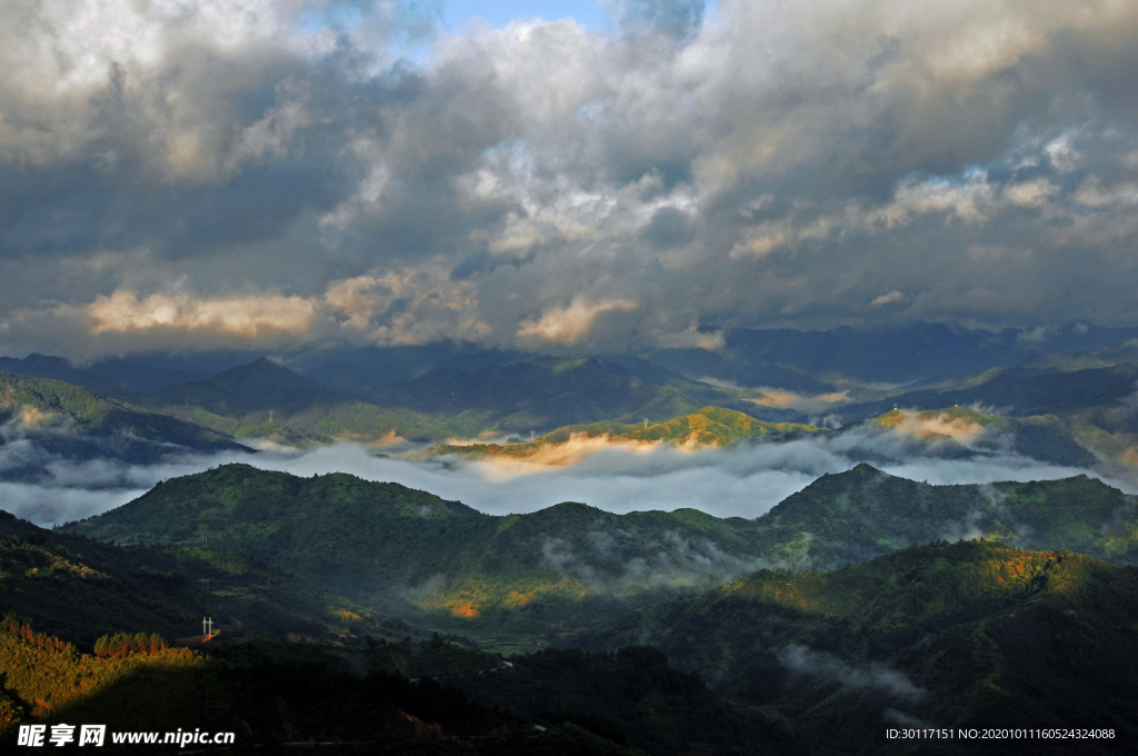 凤山风起云涌的山峰雾海