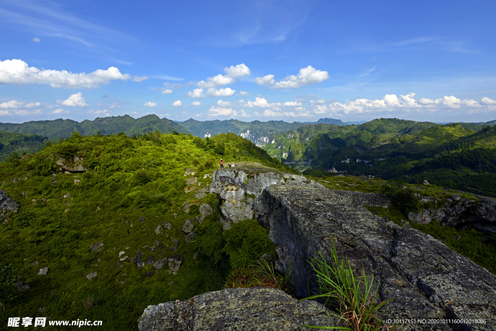 凤山秋高气爽蓝天白云山峰风景图