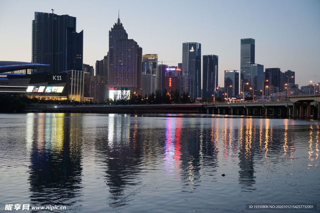 沈阳浑河边建筑夜景灯光倒影